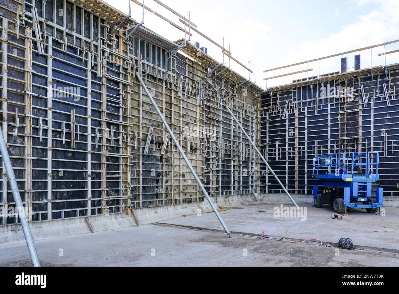 Construction site of a huge reservoir for the drinking water export terminal  using concrete formwork with a folding mechanism Stock Photo - Alamy