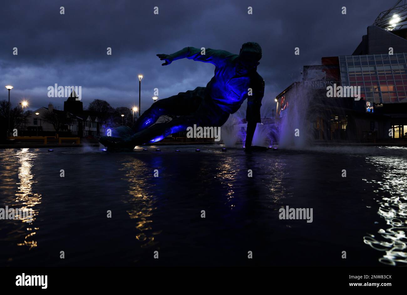 The statue of Sir Tim Finney, 'The Splash' by Peter Hodgkinson, lit up