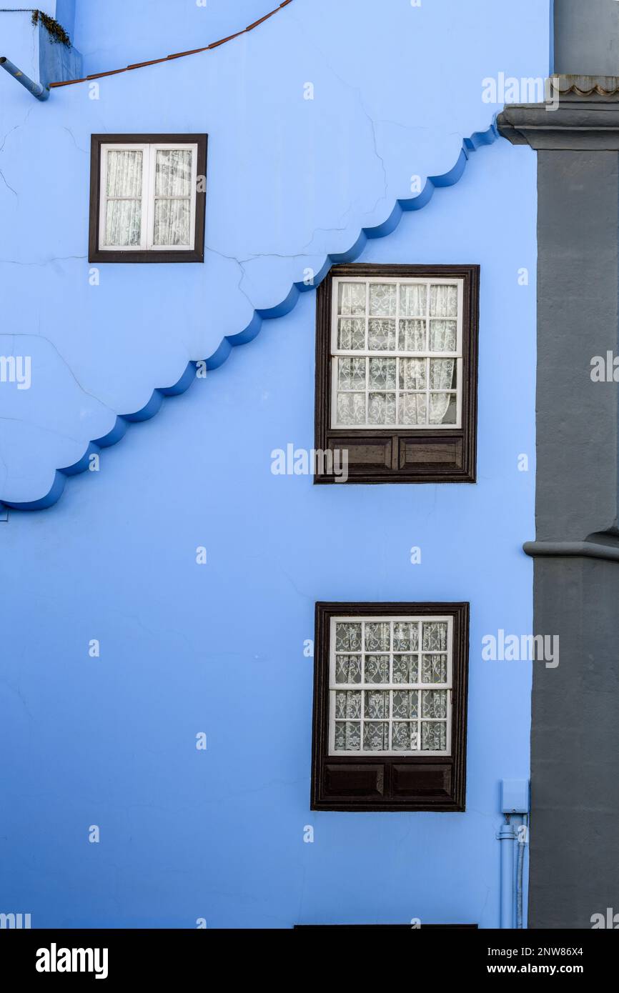 A diagonal band of ornate scalloped decoration rises across the blue wall of the Cafeteria Plaza Catedral in Calle del Obispo Rey Redondo, La Laguna Stock Photo