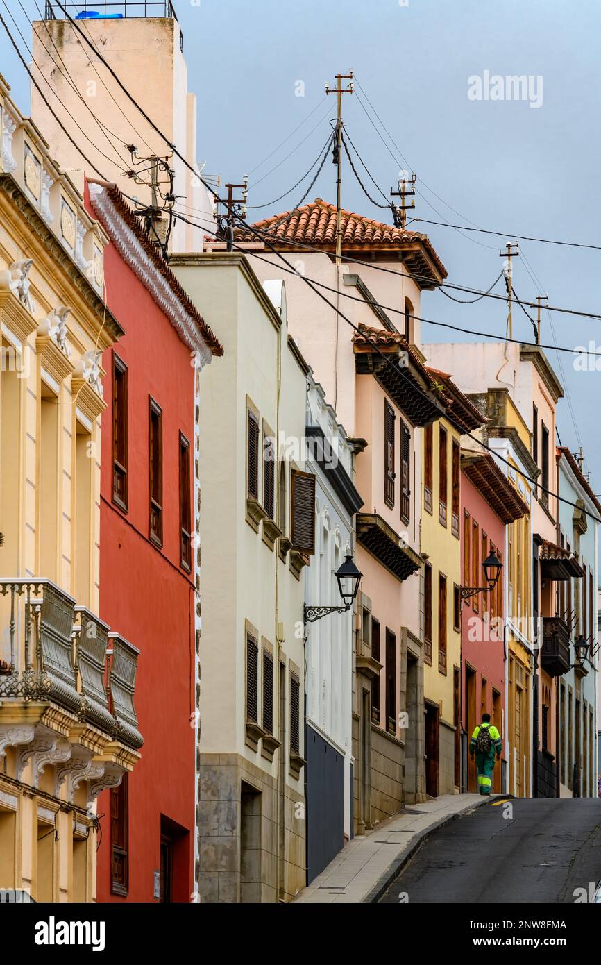 A row of colourful houses lines the narrow Calle Hermano Apolinar in Tenerife's La Orotava Stock Photo
