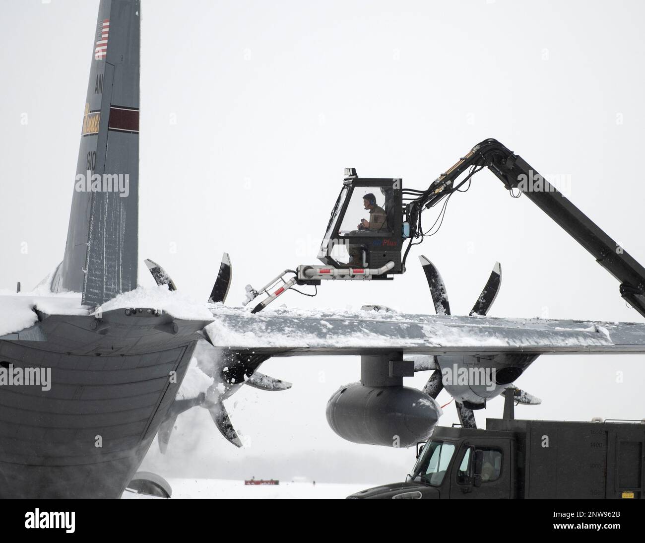 U.S. Air Force Airman from the 133rd Aircraft Maintenance Squadron used a Global Deicer Truck to de-ice a C-130 Hercules in St. Paul, Minn., Jan. 4, 2023. The snowstorm brought 14.9 inches of snow to the Minneapolis-St. Paul International Airport. Stock Photo
