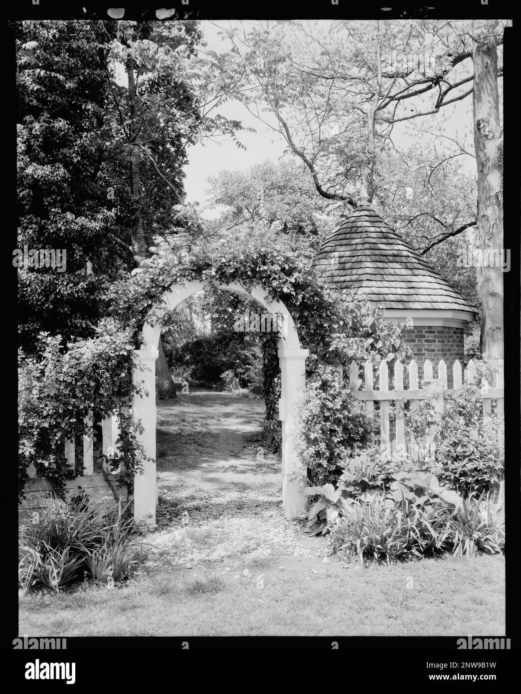 Brandon, Surry vic., Prince George County, Virginia. Carnegie Survey of the Architecture of the South. United States  Virginia  Prince George County  Surry vic, Arbors , Bowers, Fences, Gardens, Estates. Stock Photo