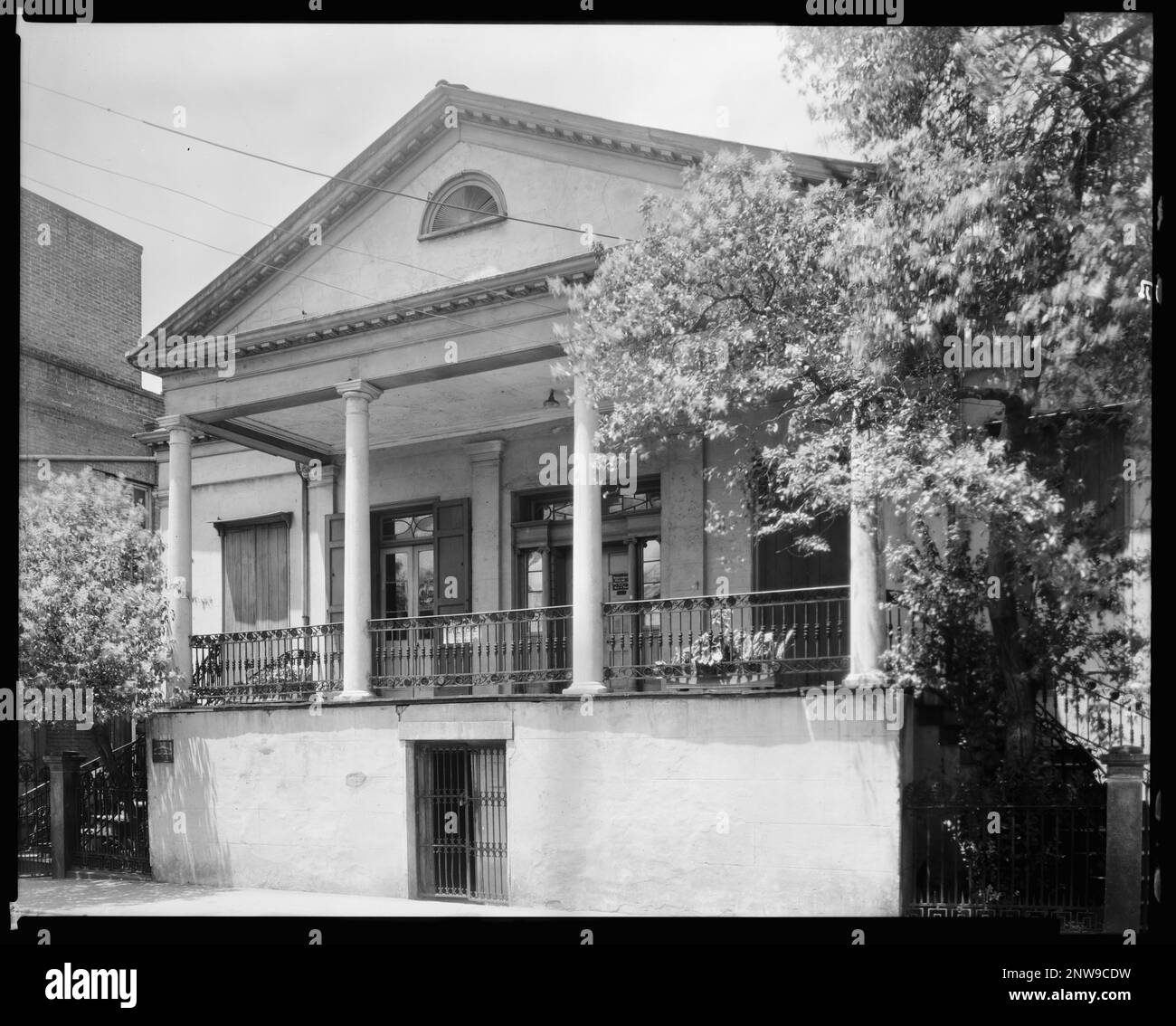 Beauregard House, 1113 Chartres St., New Orleans, Orleans Parish, Louisiana. Carnegie Survey of the Architecture of the South. United States, Louisiana, Orleans Parish, New Orleans,  Columns,  Dwellings,  Fanlights,  Porticoes, Porches ,  Sidelights. Stock Photo