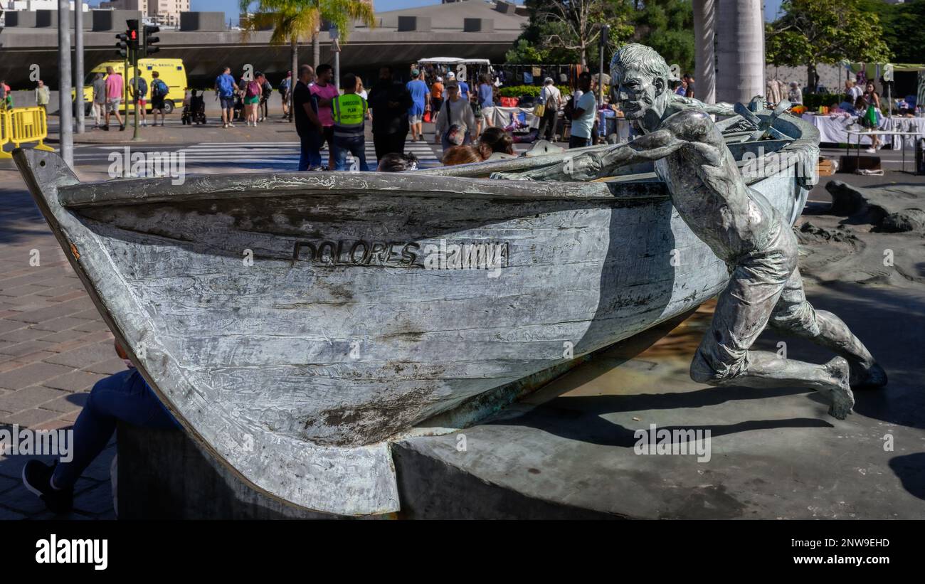A fisherman drags his boat in Javier Murcia Trujillo's sculpture 'Homenaje al chicharrero' (Tribute to the chicharrero) by Santa Cruz's La Recova Stock Photo