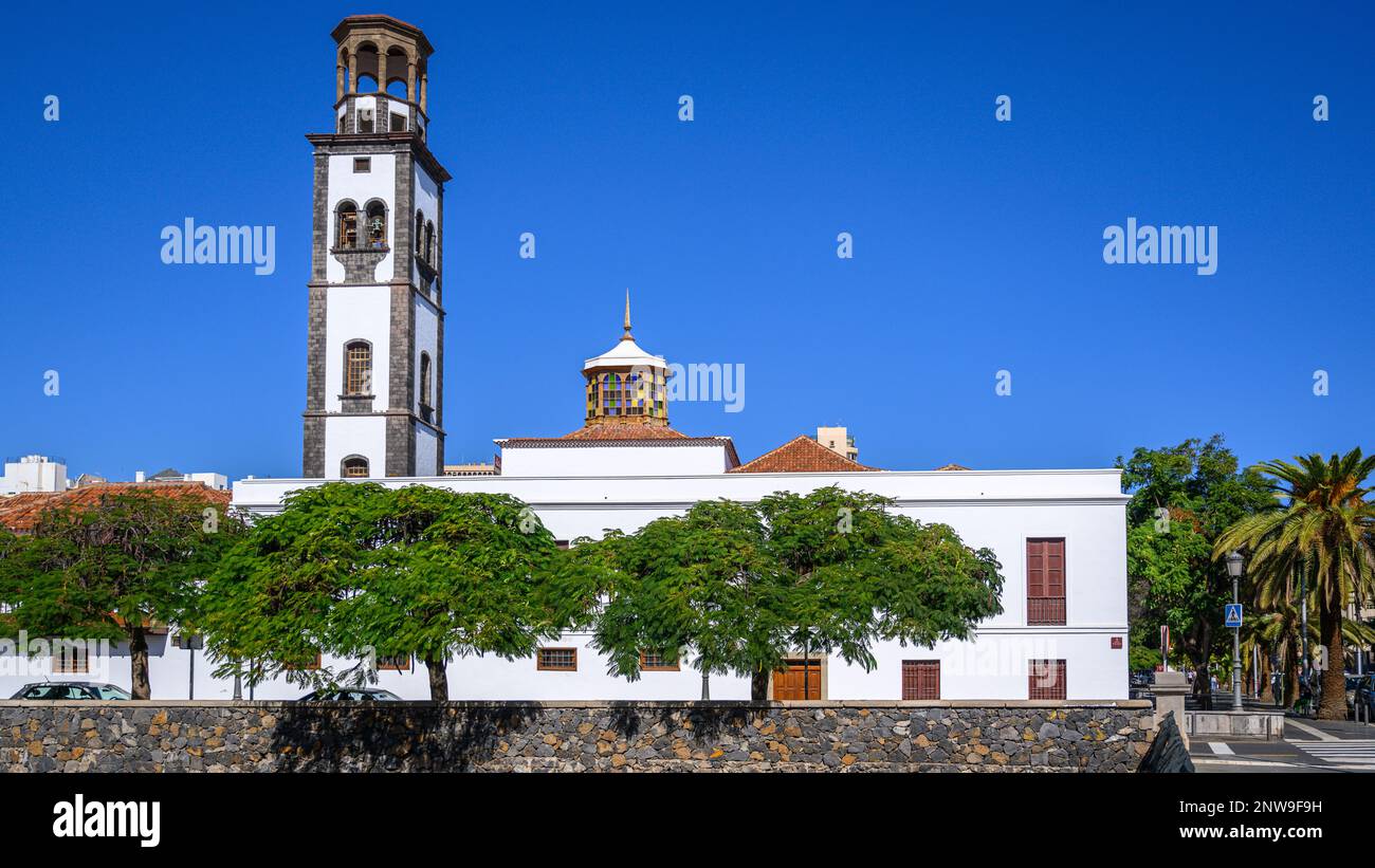 The white-washed Nuestra Señora de la Concepción church in Santa Cruz de Tenerife sits above the tree-lined Barranco de Santos Stock Photo