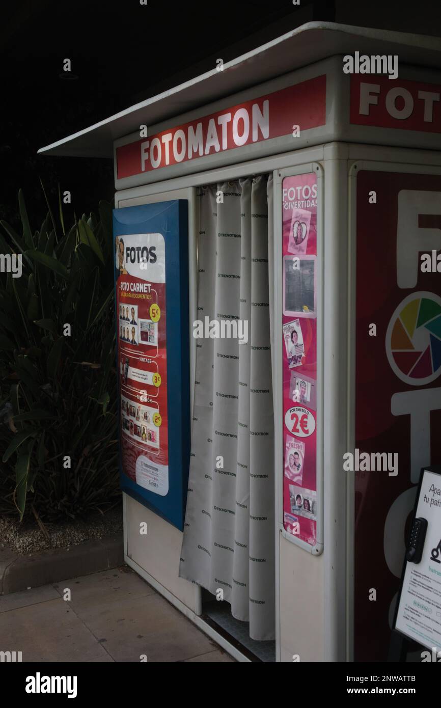 October.2023. Valencia, Spain. Close-up of an empty photo booth near a shopping area in which ID photos can be taken automatically after paying for th Stock Photo