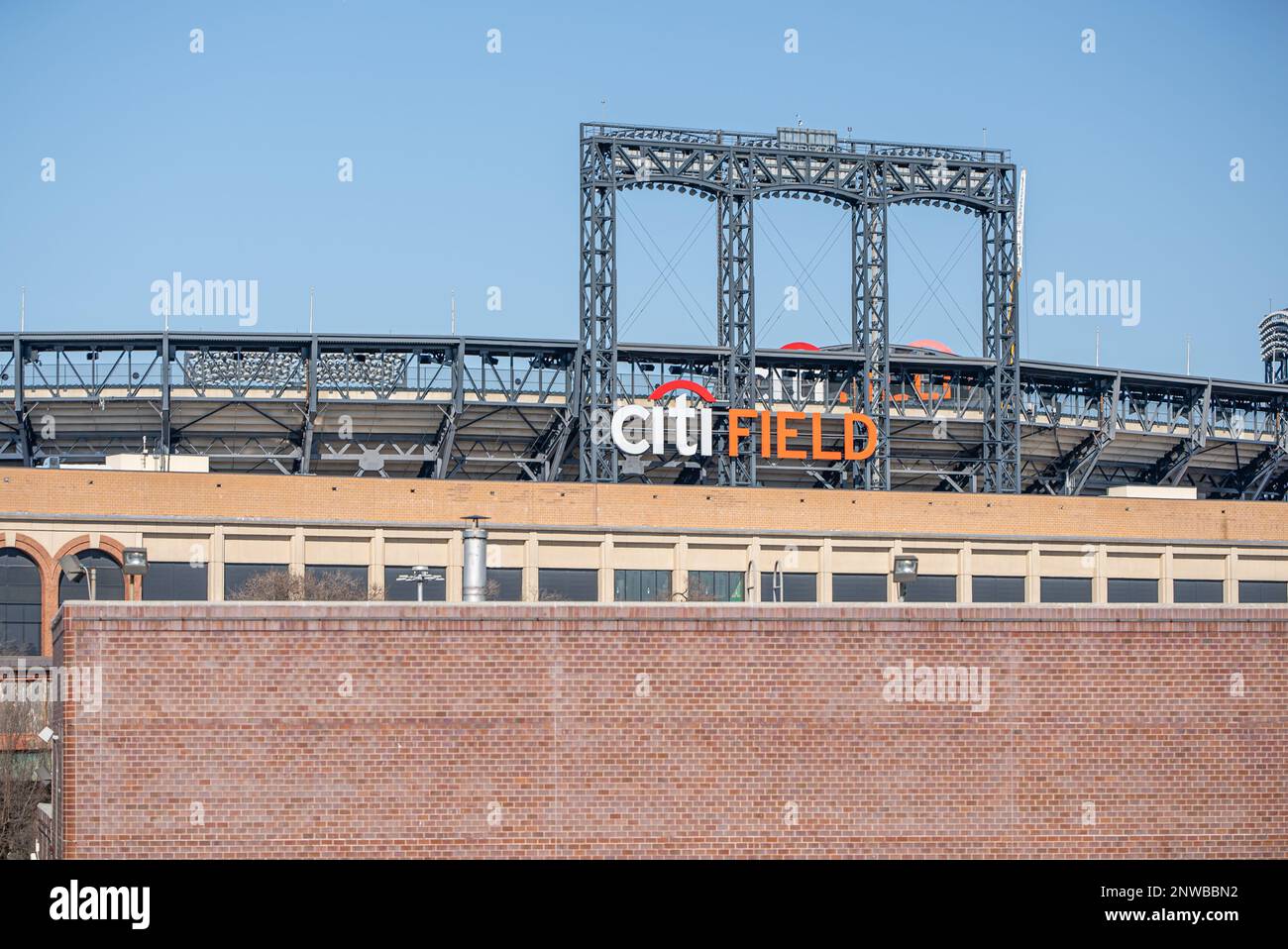 Former Reds pitcher Tom Seaver immortalized with statue outside Citi Field