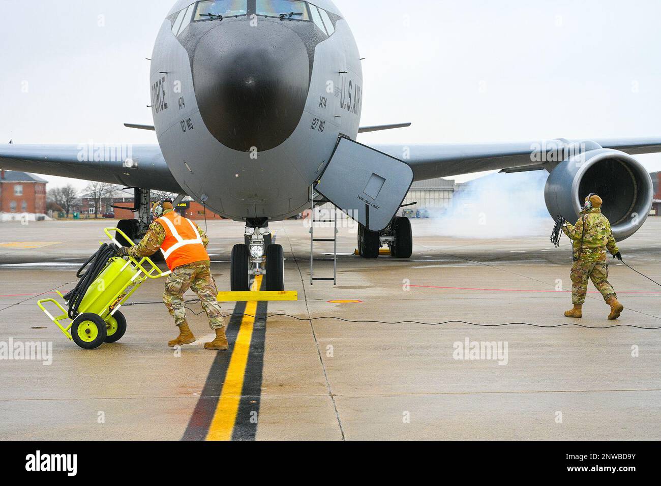 Airmen with the 191st Aircraft Maintenance Squadron, Selfridge Air National Guard Base, Michigan, conduct preflight maintenance checks prior to a KC-135 Stratotanker take-off, Jan. 5, 2023.  The AMXS ensures mission-capable aircraft are available to support the 127th Air Refueling Group for deployments, training exercises, and contingency operations in support of Air Force missions. Stock Photo