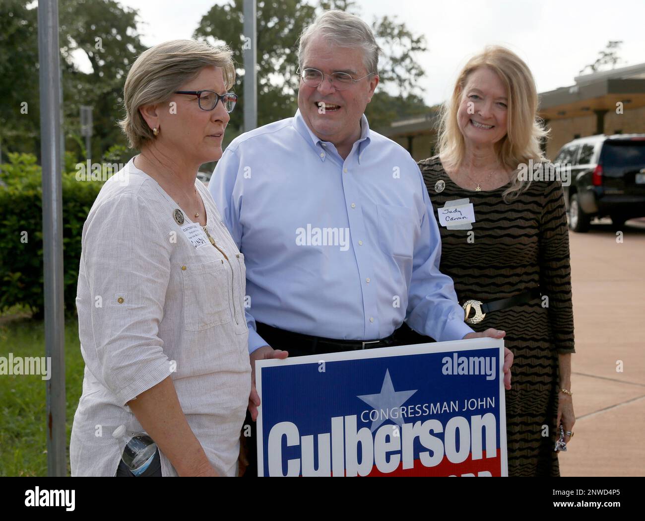 Congressman John Culberson poses for a photograph with supporters Cindy ...