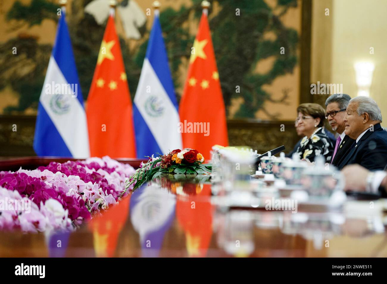 El Salvador’s President Salvador Sanchez Ceren, right, attends talks