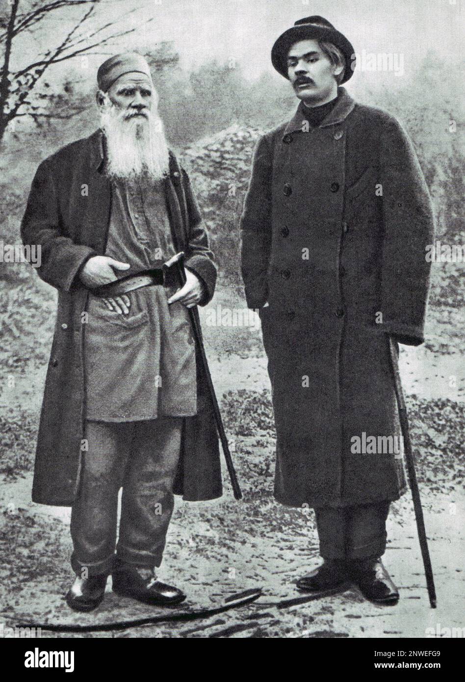 Leo Tolstoy with Maxim Gorky in Yasnaya Polyana, 1900, Alexei Maximovich Peshkov (1868 – 1936), Maxim Gorky, Russian writer Stock Photo