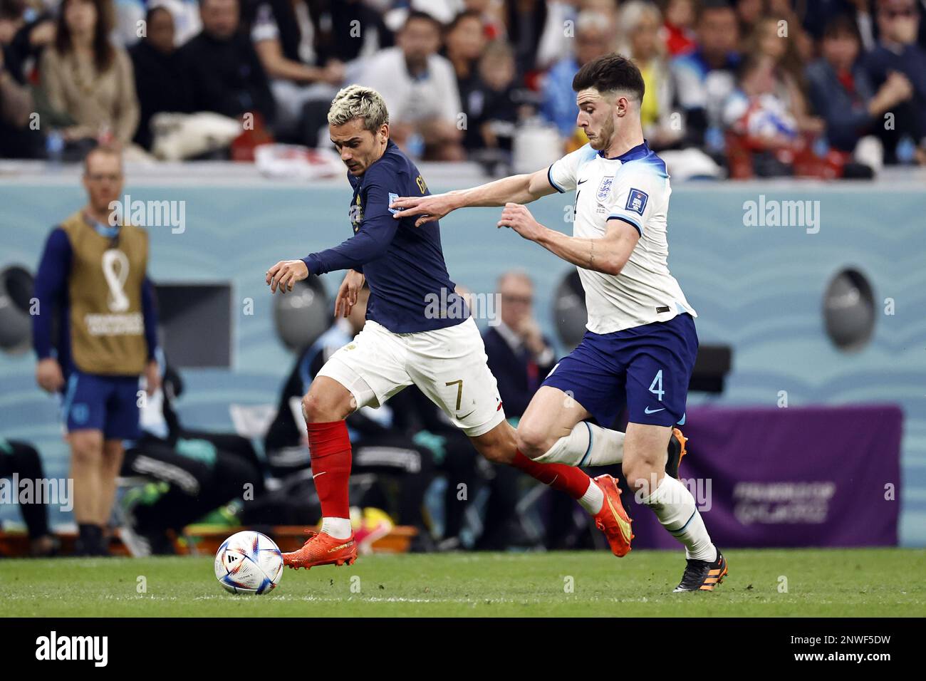 AL KHOR - (LR) Antoine Griezmann of France, Declan Rice of England ...