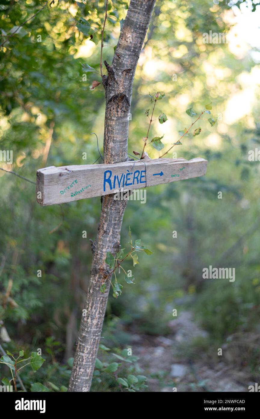 Panneau de bois qui indique le chemin qui mène à la rivière Stock Photo