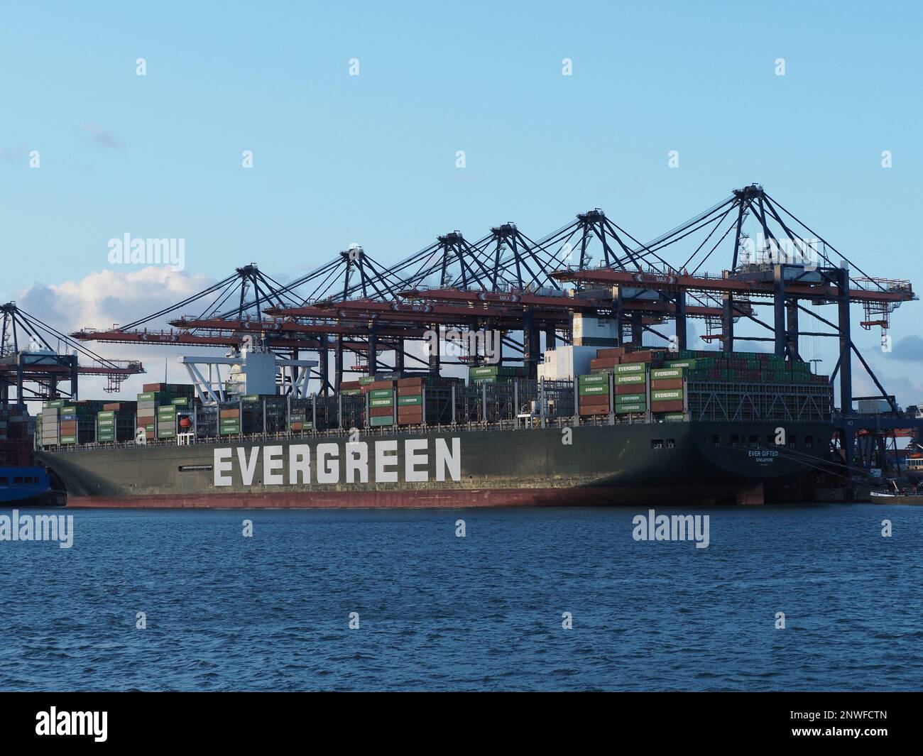 The Evergreen shipping "Ever Gifted" can transport around 20.000