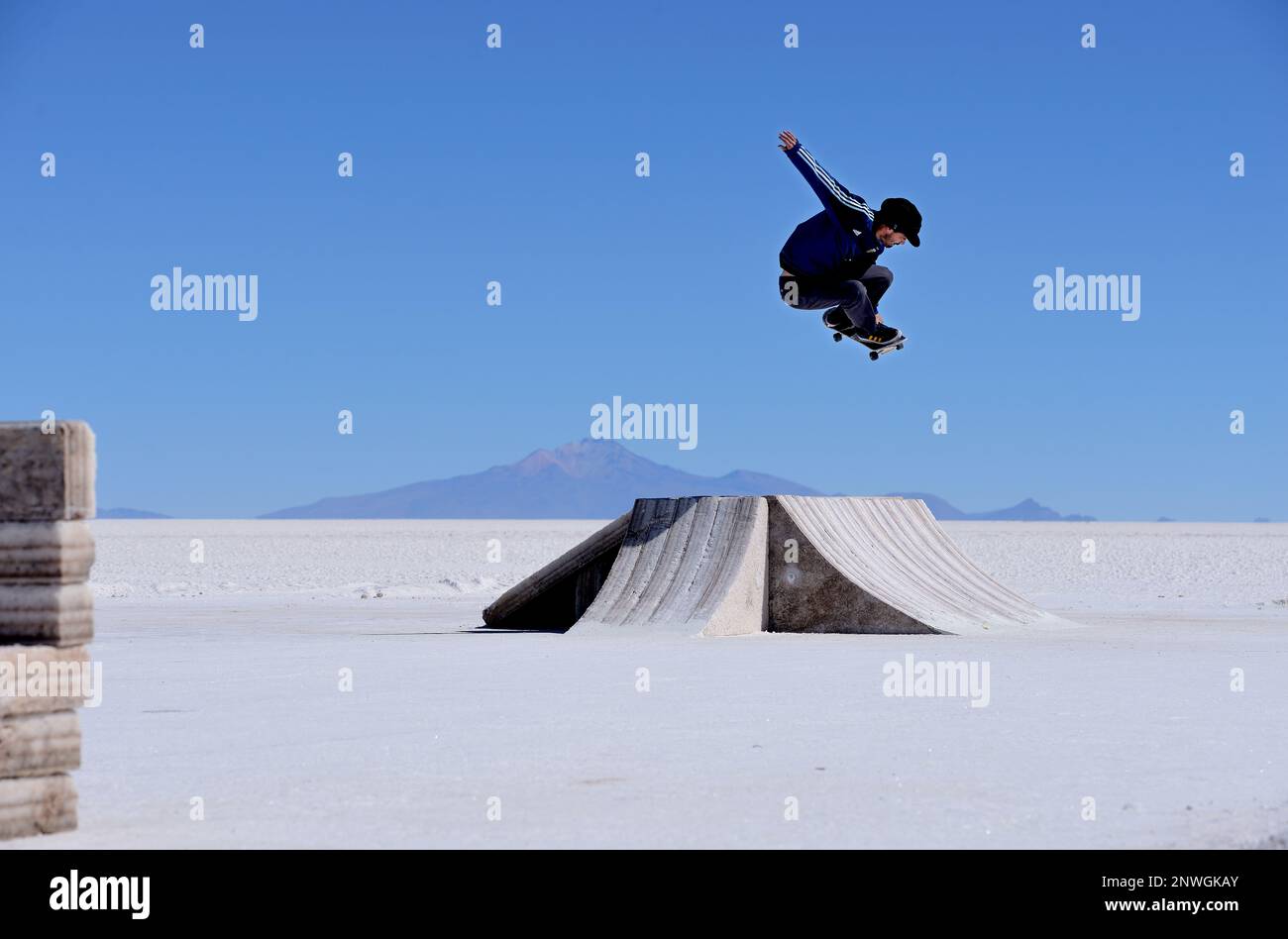 strå længst horisont Check out this selection of last week's editorial photos from the world of  Red Bull. // Luciano Cristobal doing a japan during the production of the  White Desert project in Uyuni Salt