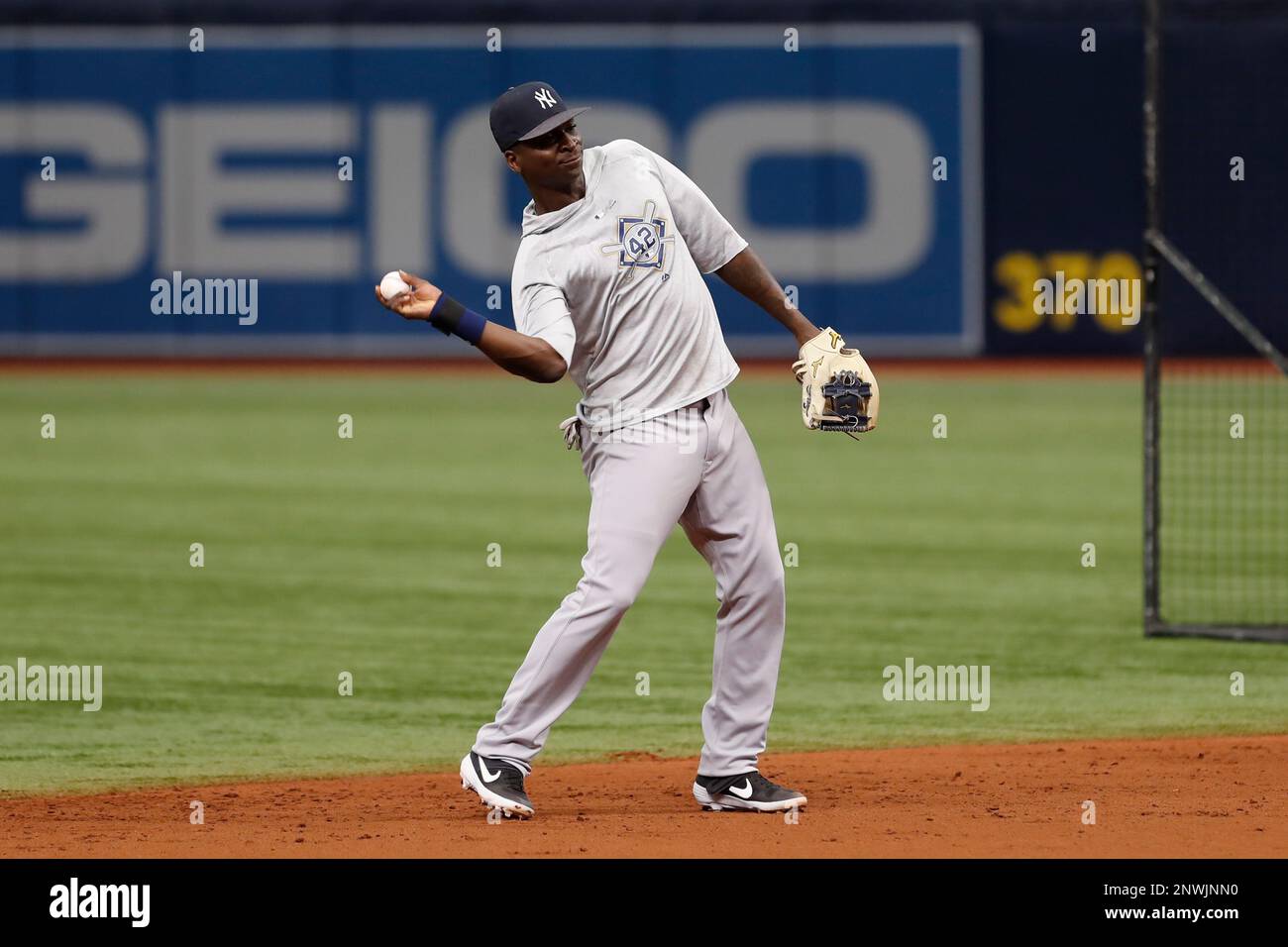 ST. PETERSBURG, FL - SEPTEMBER 27: New York Yankees shortstop Didi Gregorius (18) takes ground balls before the regular season MLB game between the New York Yankees and Tampa Bay Rays on September 27, 2018 at Tropicana Field in St. Petersburg, FL. (Photo by Mark LoMoglio/Icon Sportswire) (Icon Sportswire via AP Images) Stock Photo