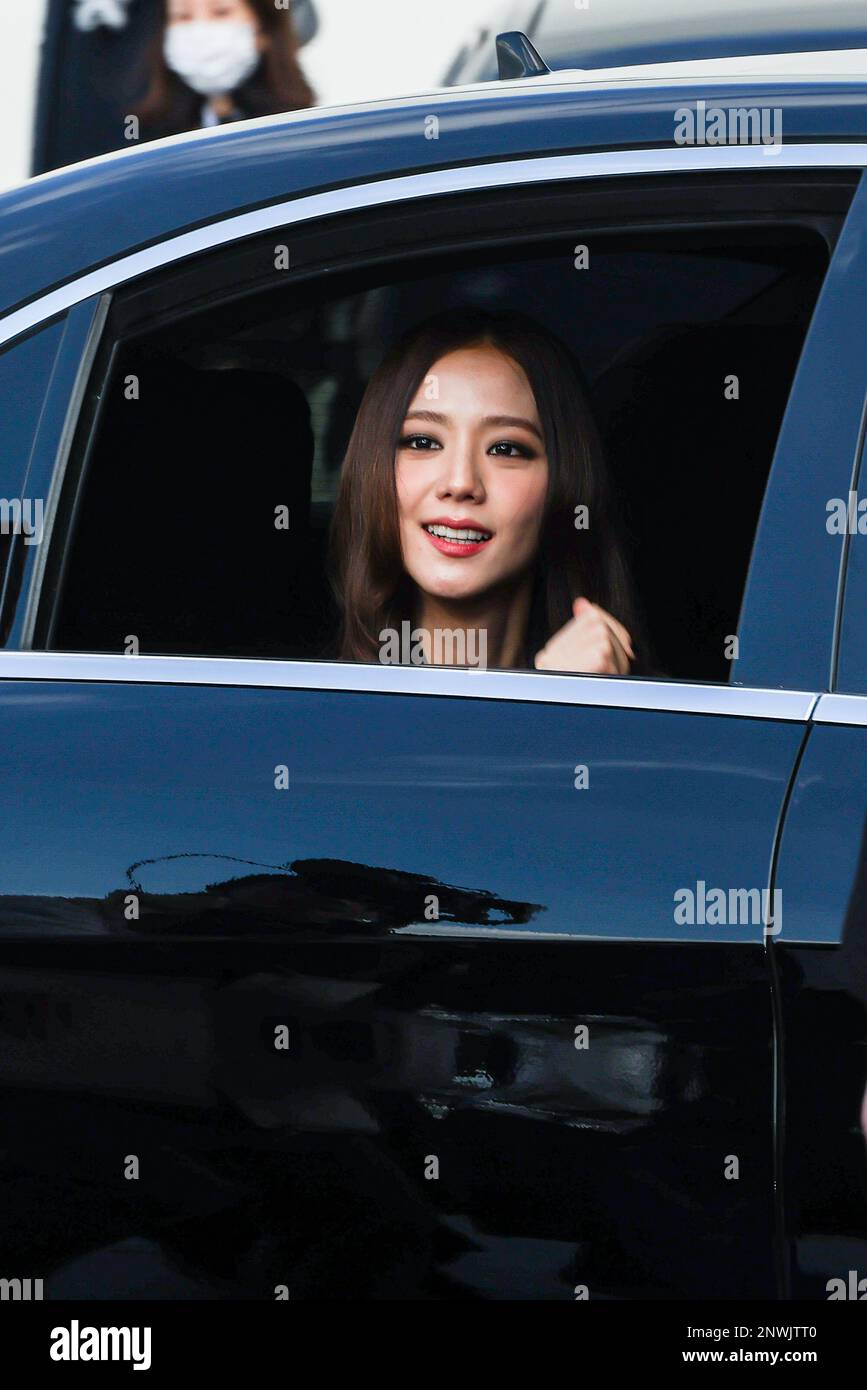 Blackpinks Jisoo Wears White in Bow Pumps for Dior Haute Couture Show   Footwear News