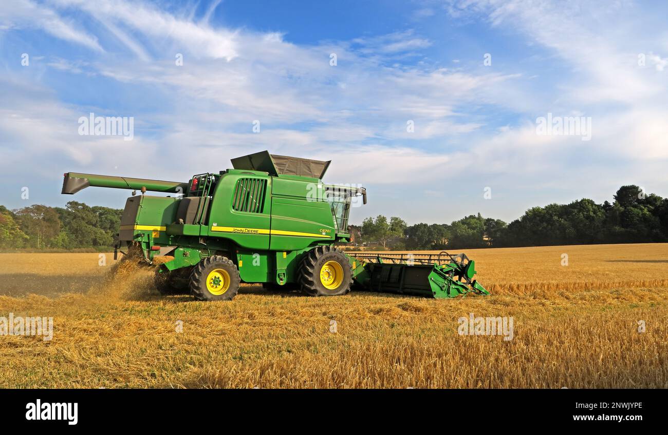 John Deer C671i, Combine harvester,  working on arable crop, Appleton, Warrington, Cheshire, England, UK, WA4 Stock Photo