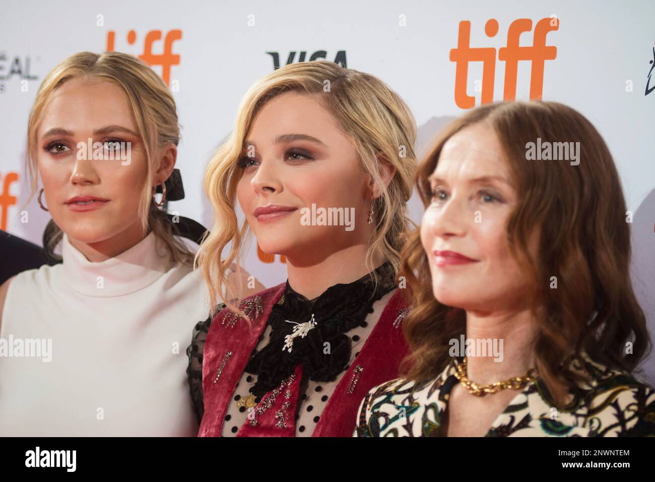 actresses-maika-monroe-from-left-chloe-grace-moretz-and-isabelle