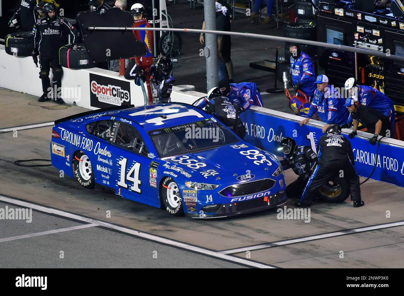 14 Clint Bowyer, StewartHaas Racing, Ford Fusion Carolina Ford