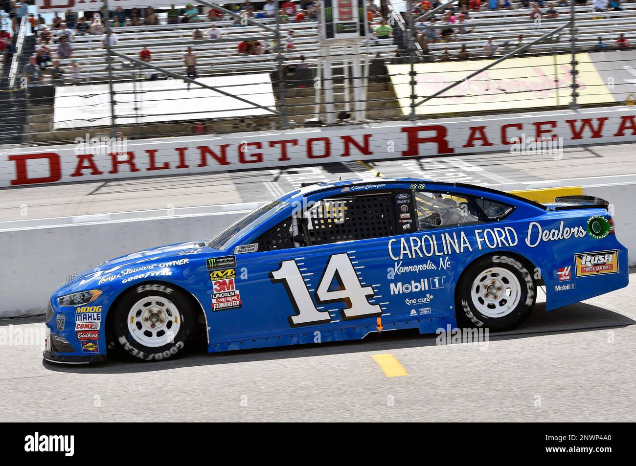 14 Clint Bowyer, StewartHaas Racing, Ford Fusion Carolina Ford