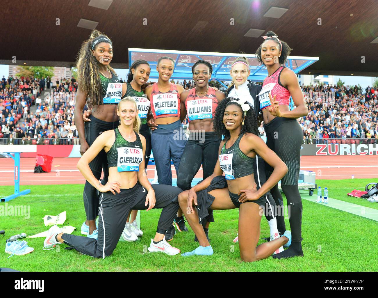 Women's triple jumpers (front row) Kristin Gierisch (GER) and Tori