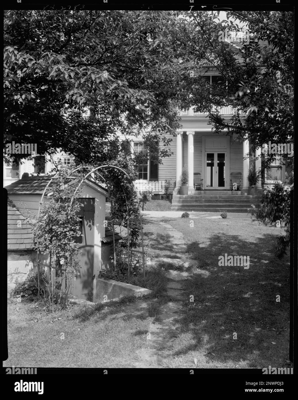 Belmont, Falmouth, Stafford County, Virginia. Carnegie Survey of the Architecture of the South. United States  Virginia  Stafford County  Falmouth, Arbors , Bowers, Outbuildings, Doors & doorways, Porches, Houses. Stock Photo