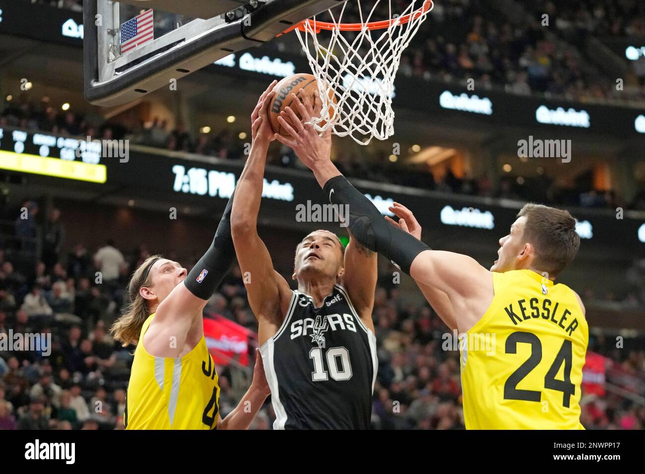 Jeremy Sochan of the San Antonio Spurs dunks during the first half