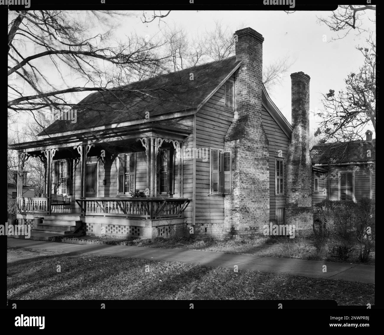 Old cottage, Milledgeville, Baldwin County, Georgia. Carnegie Survey of the Architecture of the South. United States, Georgia, Baldwin County, Milledgeville,  Houses,  Porches. Stock Photo