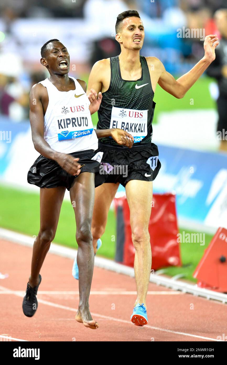 Kenya's Conseslus Kipruto competes without a shoe next to Morocco's  Soufiane El Bakkali, right, in the men's 3000m steeplechase race during the  Weltklasse IAAF Diamond League international athletics meeting in the  Letzigrund