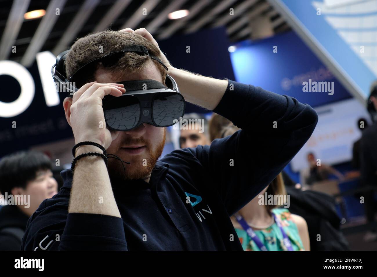 Forsendelse Happening pengeoverførsel Barcelona, Spain. 28th Feb, 2023. A man tries out a VR helmet at the 2023  Mobile World Congress (MWC) in Bacelona, Spain, Feb. 28, 2023. From  foldable phones to rollable screens, the