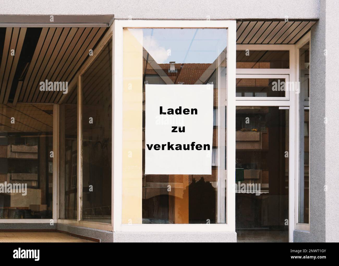 Laden zu verkaufen - translates as store for sale - german sign in shop window - vacancy due to business closure - economy crisis and recession Stock Photo