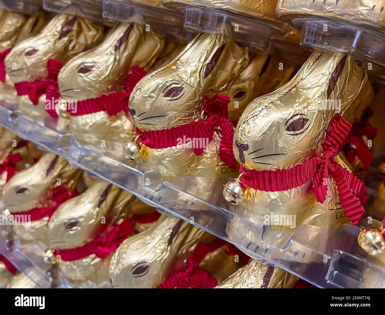 Easter on the supermarket shelf, Lindt gold bunnies, chocolate Easter bunnies, Stuttgart, Baden-Wuerttemberg, Germany Stock Photo