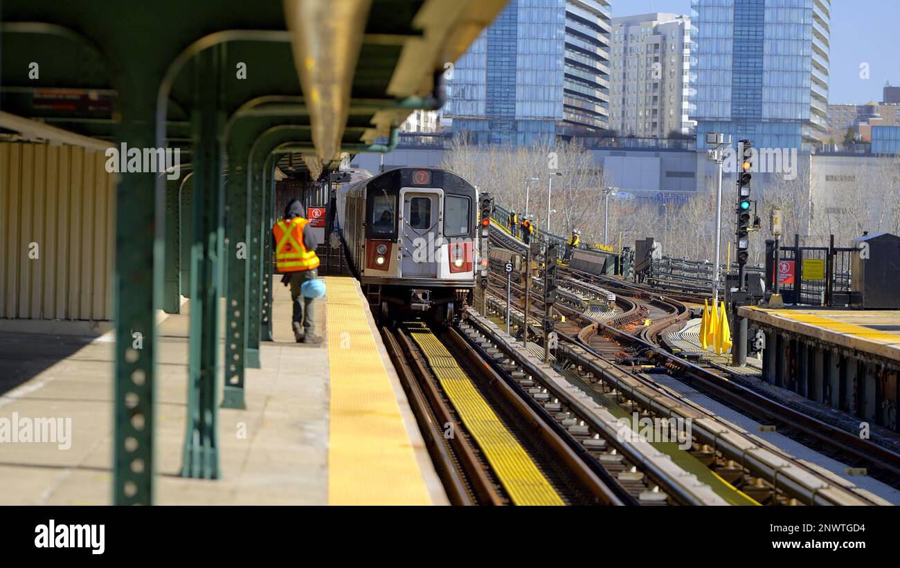 Subway Line 7 arriving at station - NEW YORK CITY, USA - FEBRUARY 14 ...