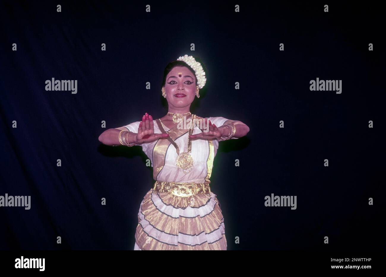 mohiniyattam-mohiniattam-a-classical-dance-form-from-kerala-believed