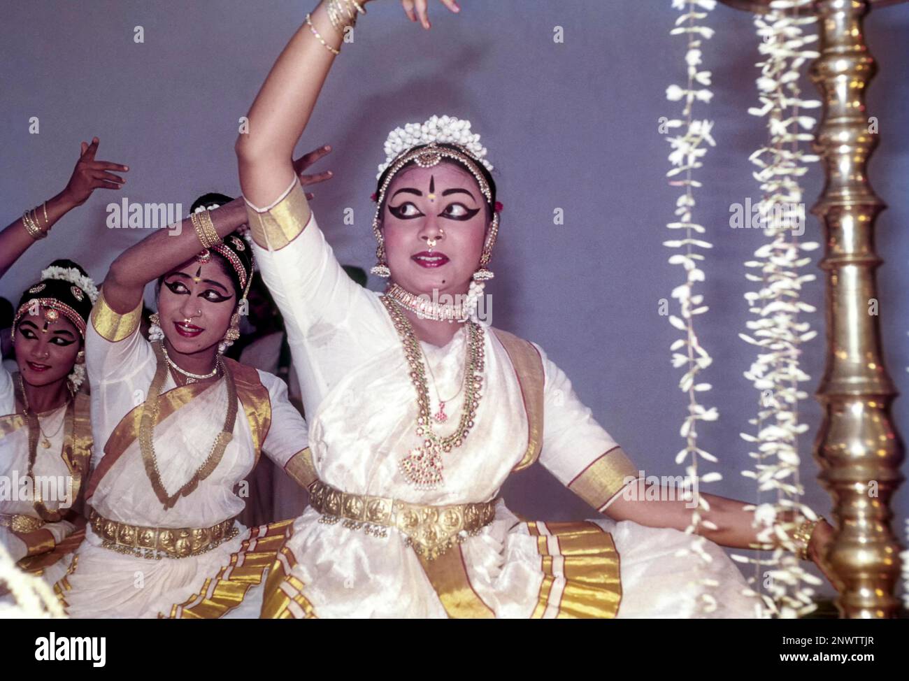 mohiniyattam-mohiniattam-a-classical-dance-form-from-kerala-believed