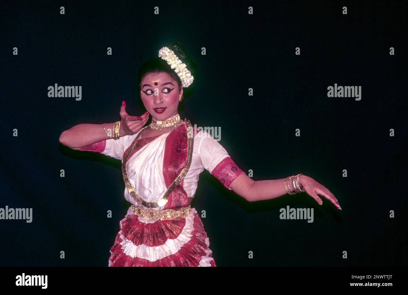 mohiniyattam-mohiniattam-a-classical-dance-form-from-kerala-believed