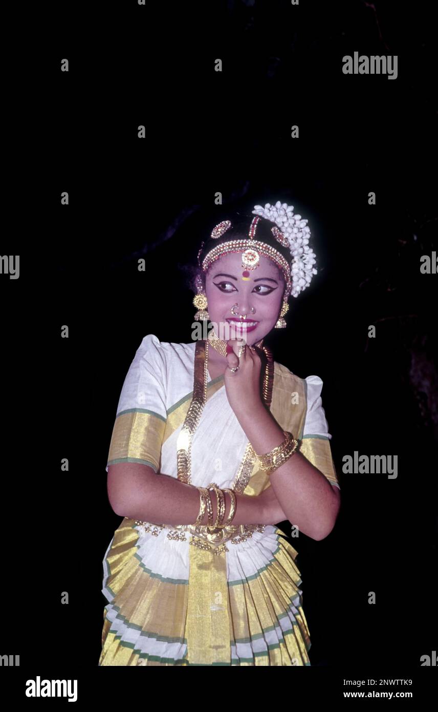 mohiniyattam-mohiniattam-a-classical-dance-form-from-kerala-believed