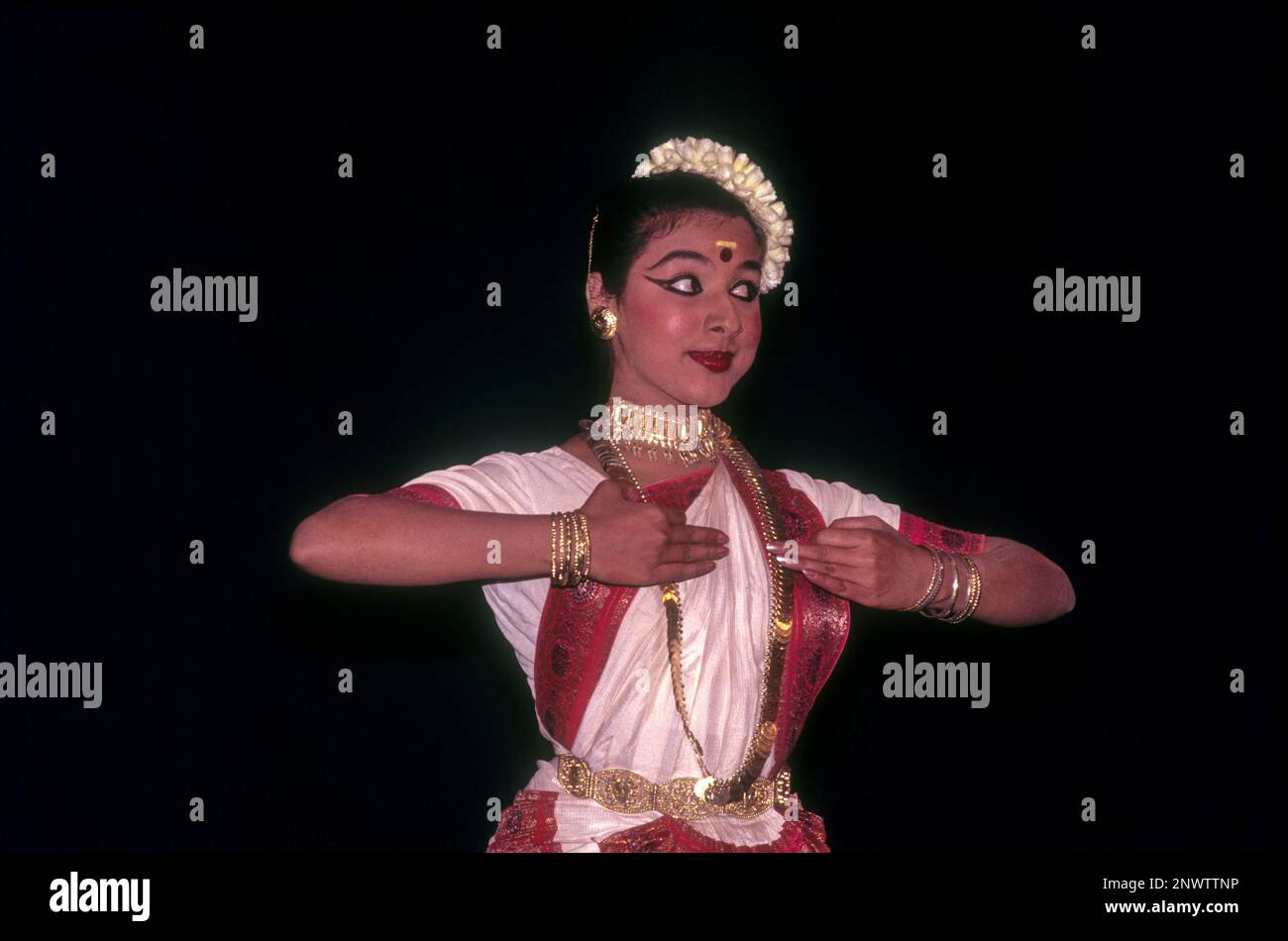 mohiniyattam-mohiniattam-a-classical-dance-form-from-kerala-believed