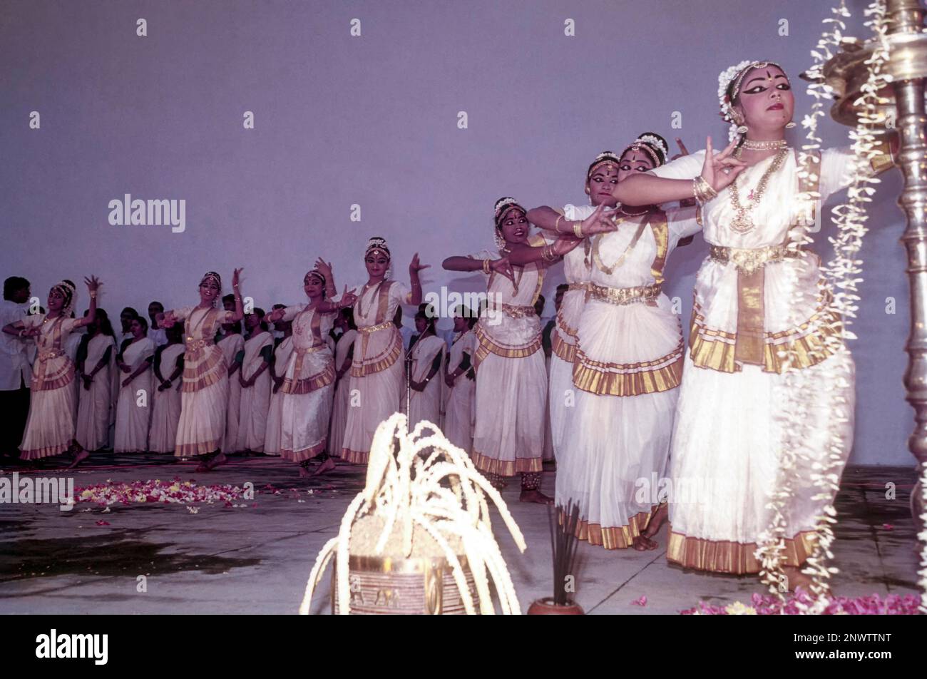 mohiniyattam-mohiniattam-a-classical-dance-form-from-kerala-believed
