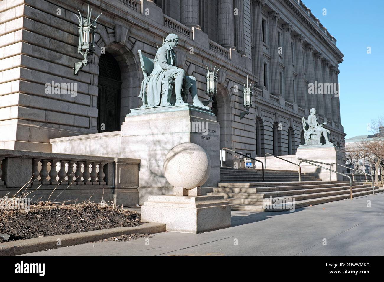 Cleveland City Hall and Courthouse on Lakeside Avenue in downtown Cleveland,  Ohio, USA Stock Photo - Alamy