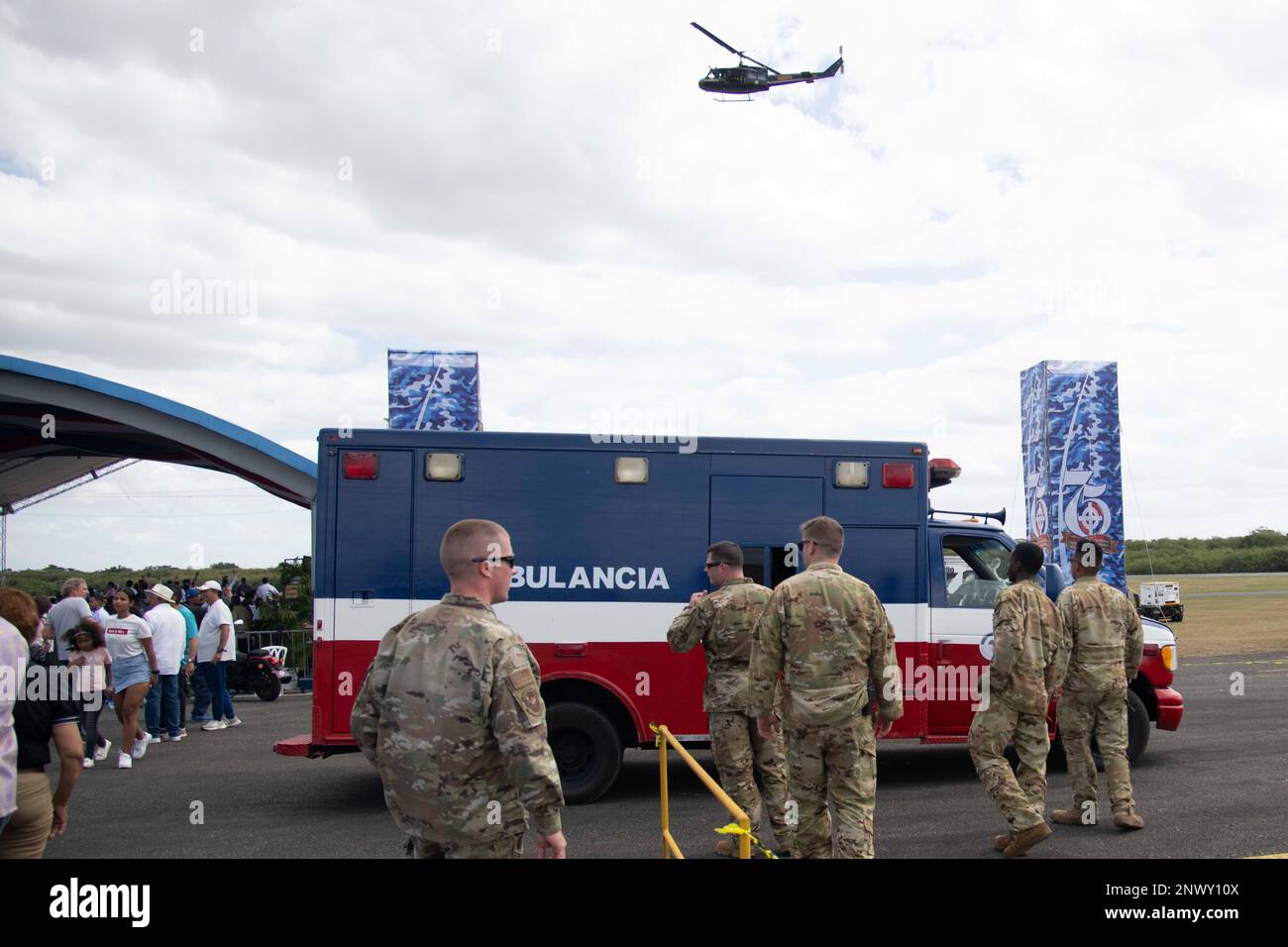 U.S. Air Force first responders walk toward a Fuerza Aérea de la ...