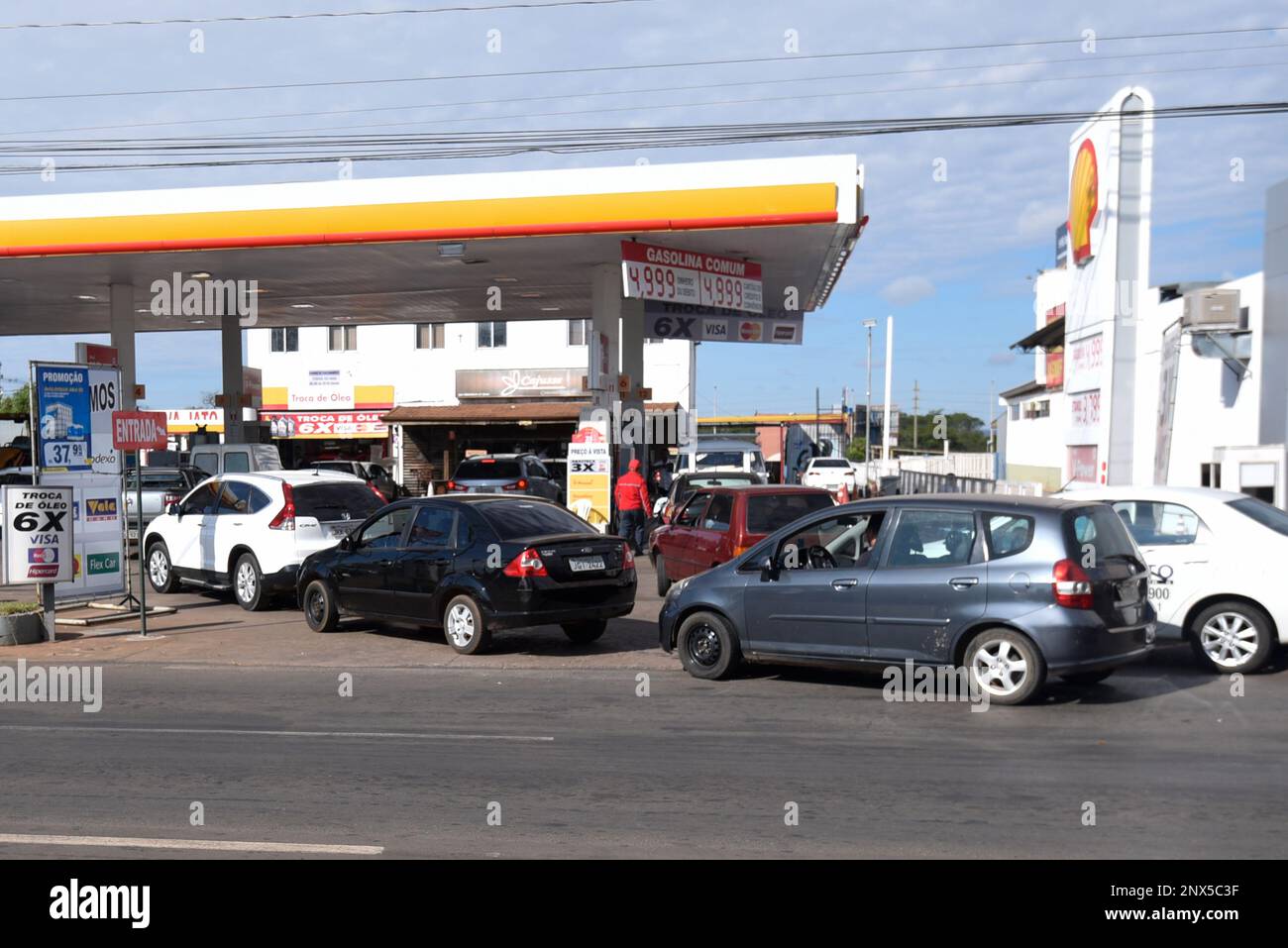 DF - Brasilia - 05/24/2018 - Fila at the gas stations - Popular queues at  the fuel stations this Thursday, May 24, to fuel their vehicles. Photo:  Mateus Bonomi / AGIF (via AP Stock Photo - Alamy