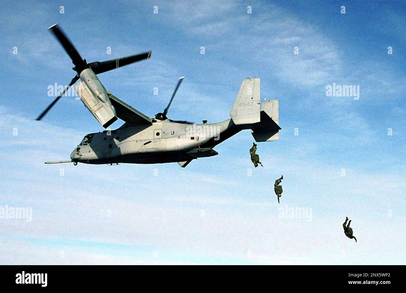 BELL BOEING MV-22 OSPREY  US Marine Corps parachutists in free fall from 10,000 feet dur9ing a training exercise January 2000. Photo: US Navy Stock Photo