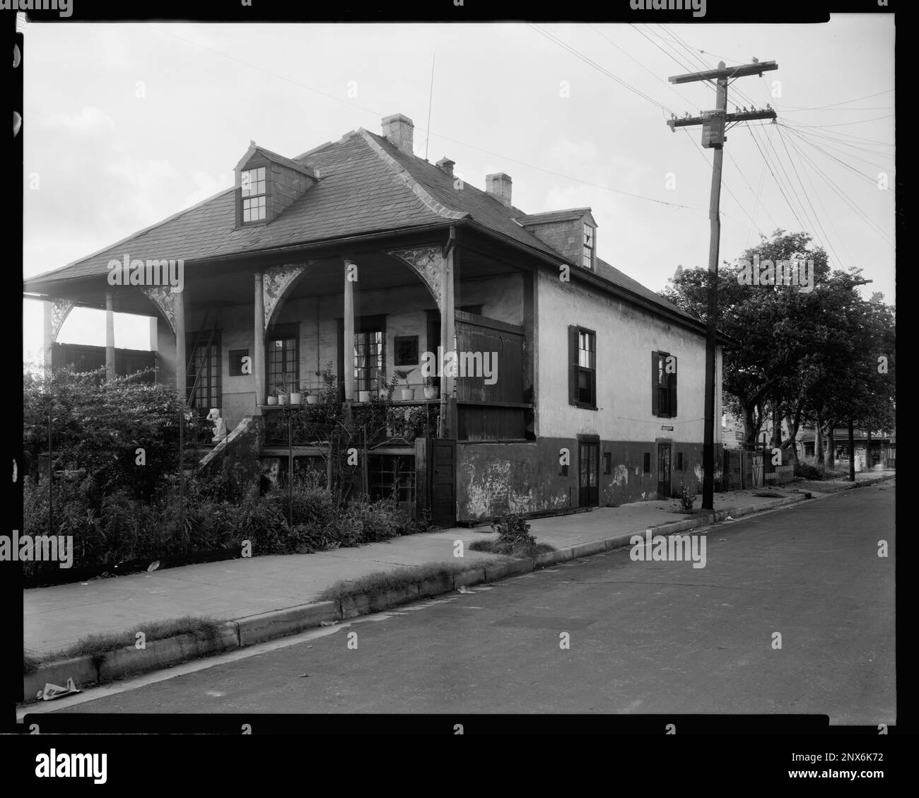 Plantation House, 3939 Chartres St., New Orleans, Orleans Parish, Louisiana. Carnegie Survey of the Architecture of the South. United States, Louisiana, Orleans Parish, New Orleans,  Dormers,  Houses,  Plant containers,  Porches,  Sidewalks. Stock Photo