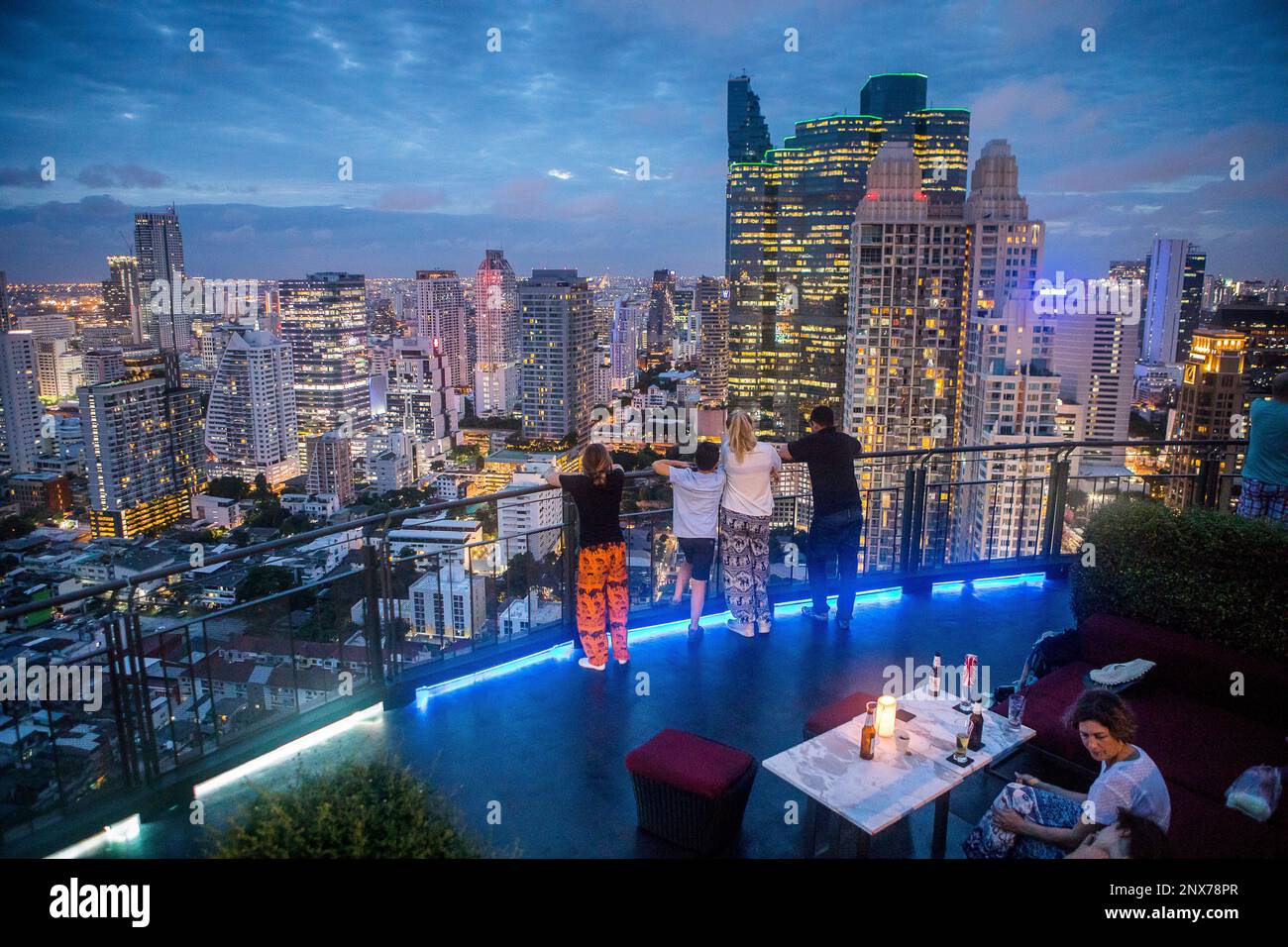 Zoom sky bar and rooftop restaurant hires stock photography and images