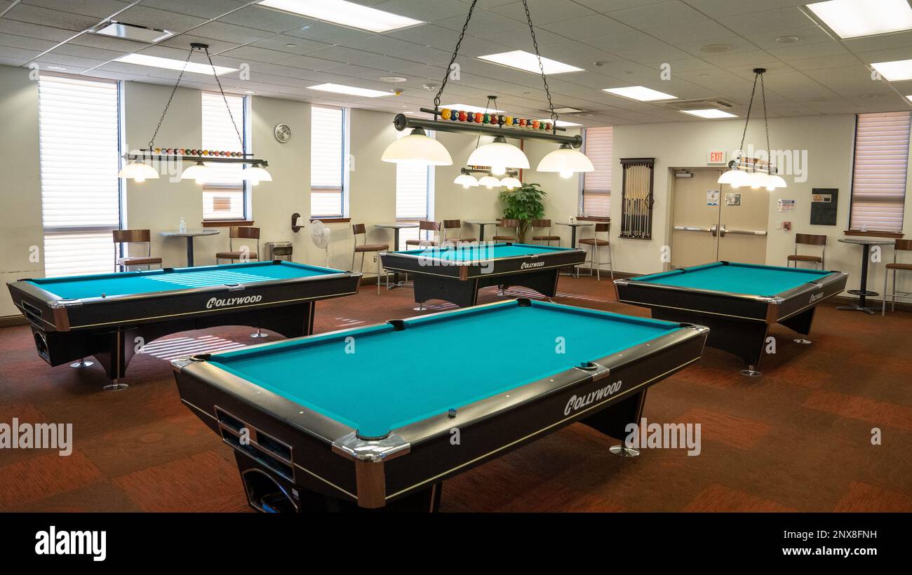 The billiards room at the MWR Warrior Zone Stock Photo Alamy