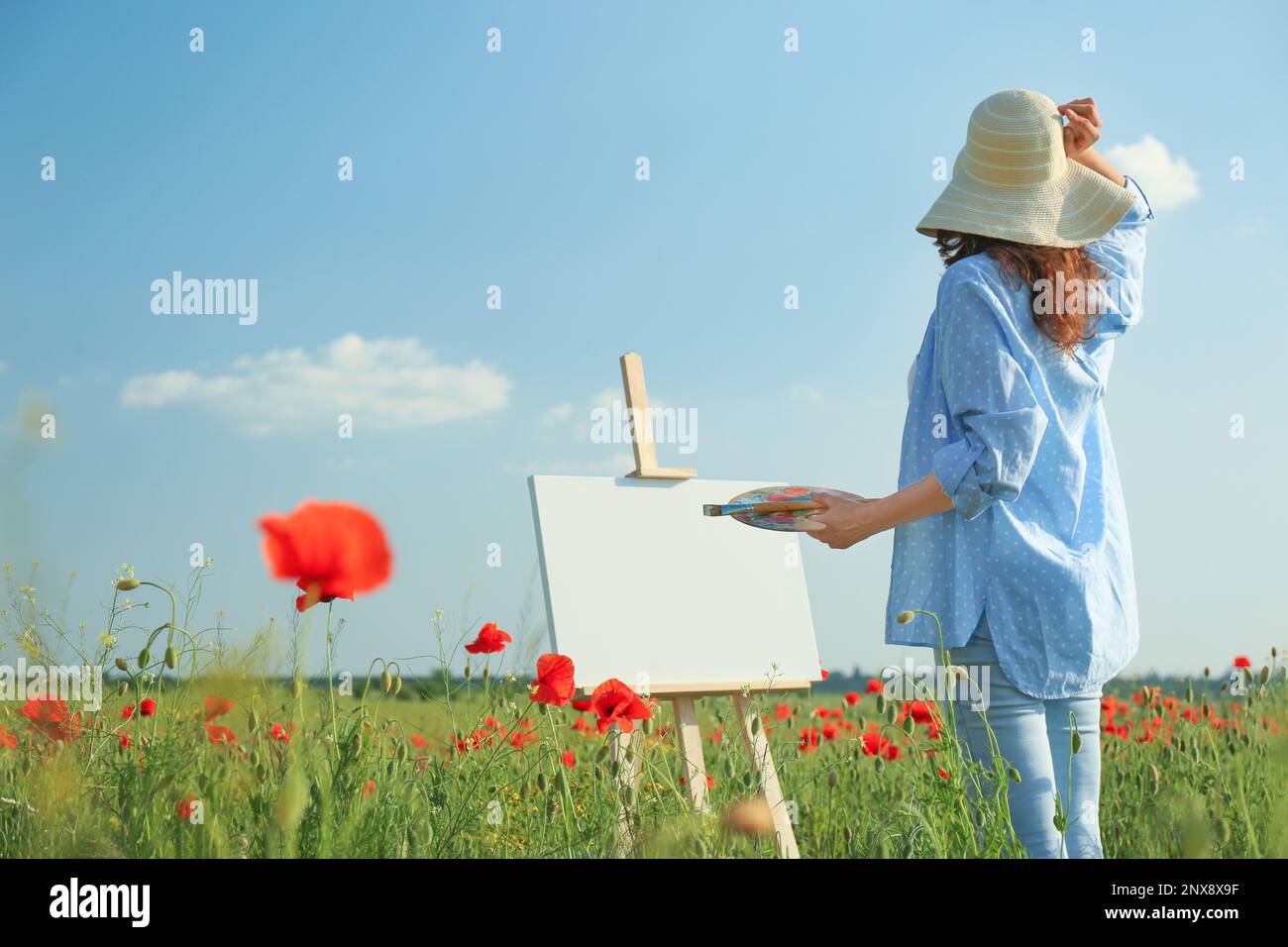Woman painting at easel hi-res stock photography and images - Alamy