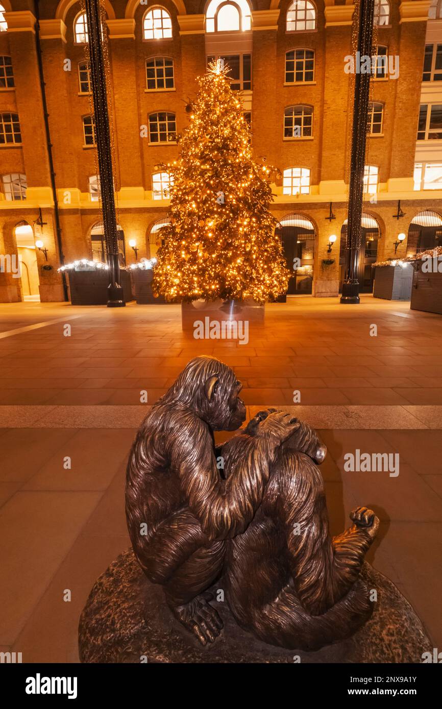 England, London, Southwark, Hays Galleria, Chimpanzee Statue by Gillie and Marc Stock Photo
