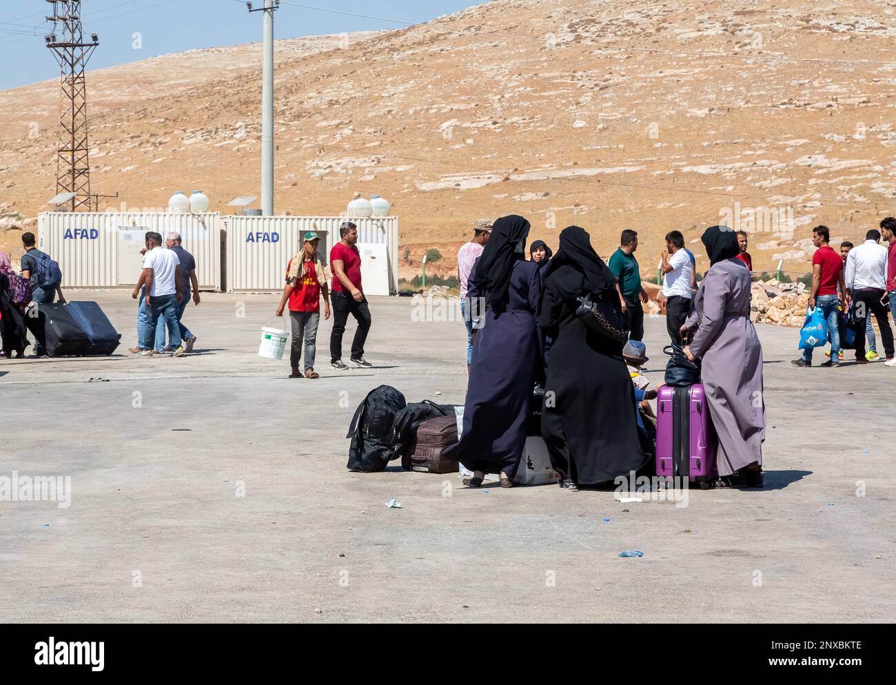 Syrian refugees waiting to return to the secured area of their home country. Reyhanlı, Hatay, Turkey. Stock Photo